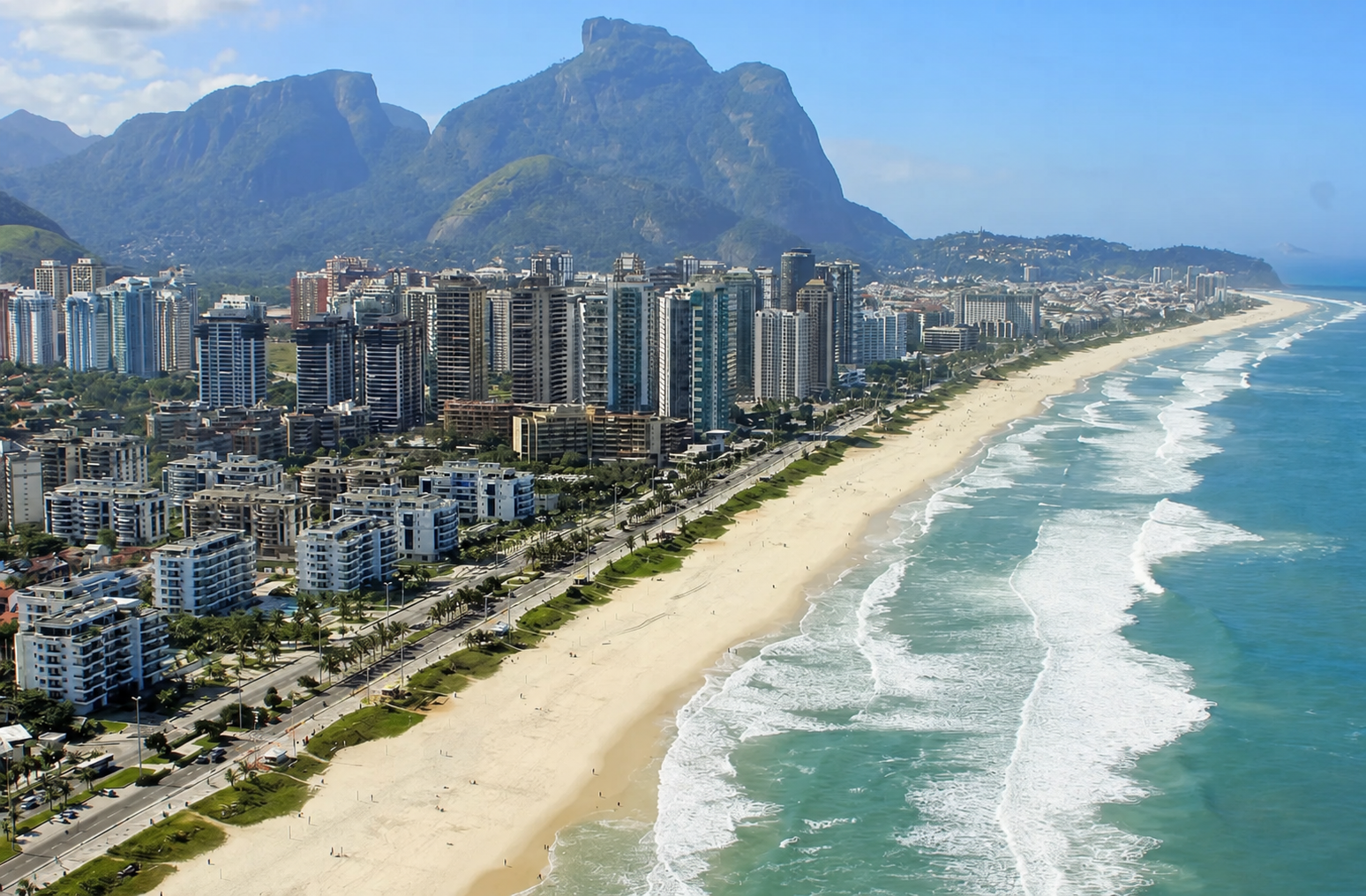 Vista aérea da Barra da Tijuca entre as montanhas e o mar